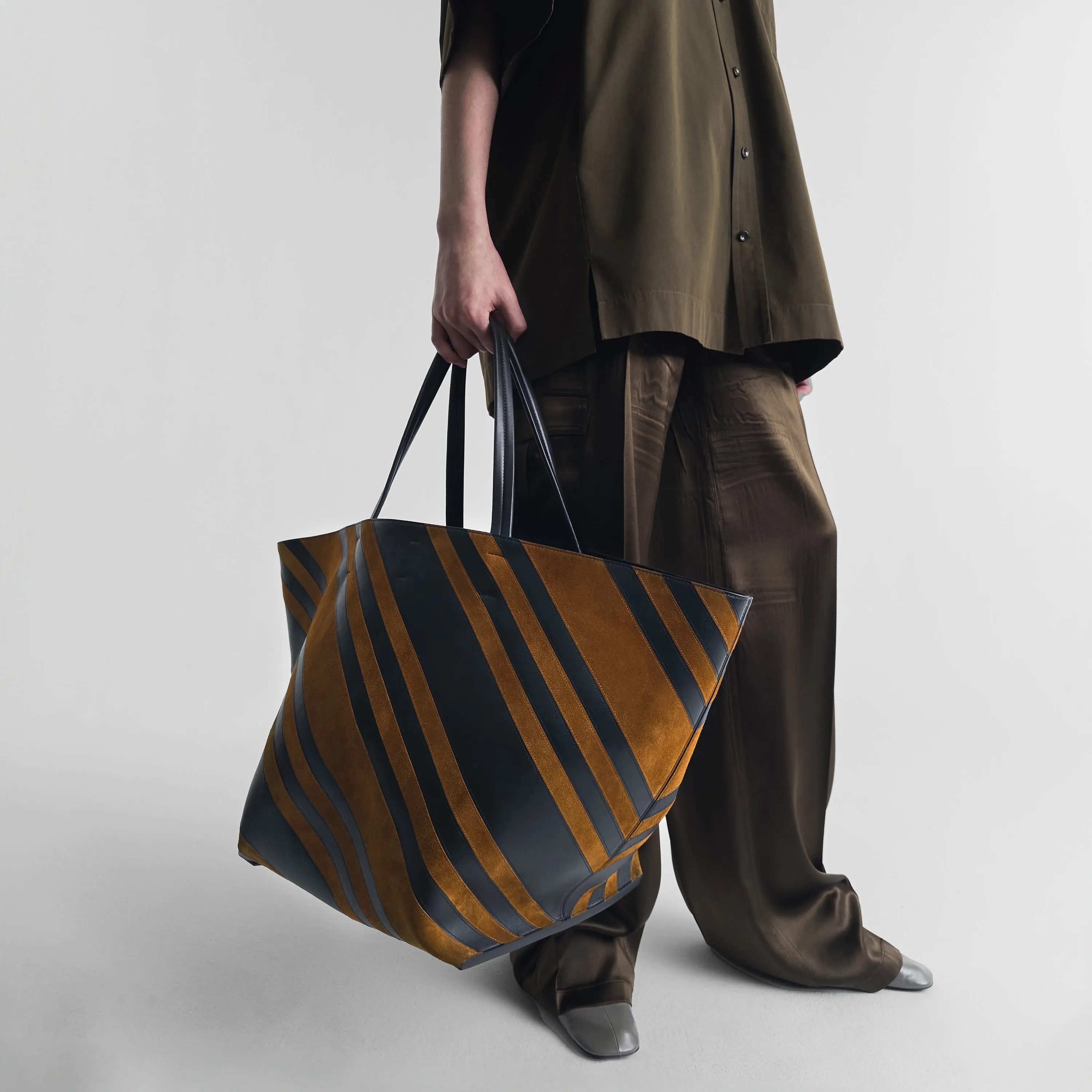 BASKET CABAS | black toffee leather and suede with silver